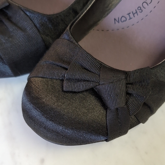 Jellypop Black Bow Round-Toe Comfort Cushion 2" Heels - Picture 3 of 7